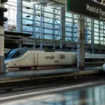 Dos trenes de AVE de Renfe estacionados en las vías de la Estación de Atocha, en Madrid