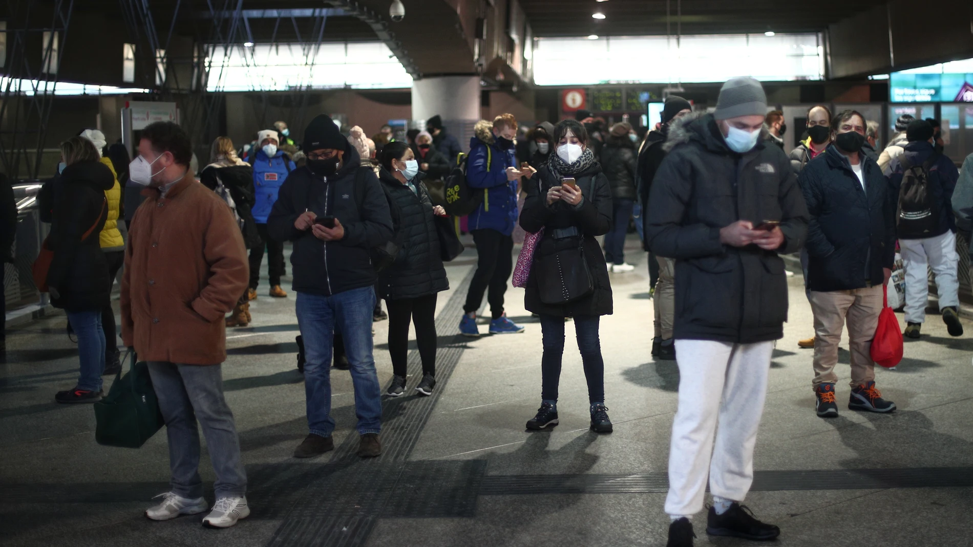Pasajeros esperan el tren en la Estación de Atocha en Madrid