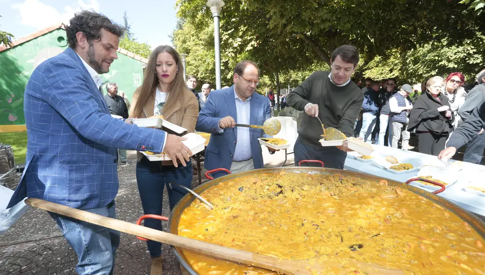 El presidente del Partido Popular de Castilla y León, Alfonso Fernández Mañueco, distribuye la paella junto a Javier Santiago, Javier Carrera y Ester Muñoz