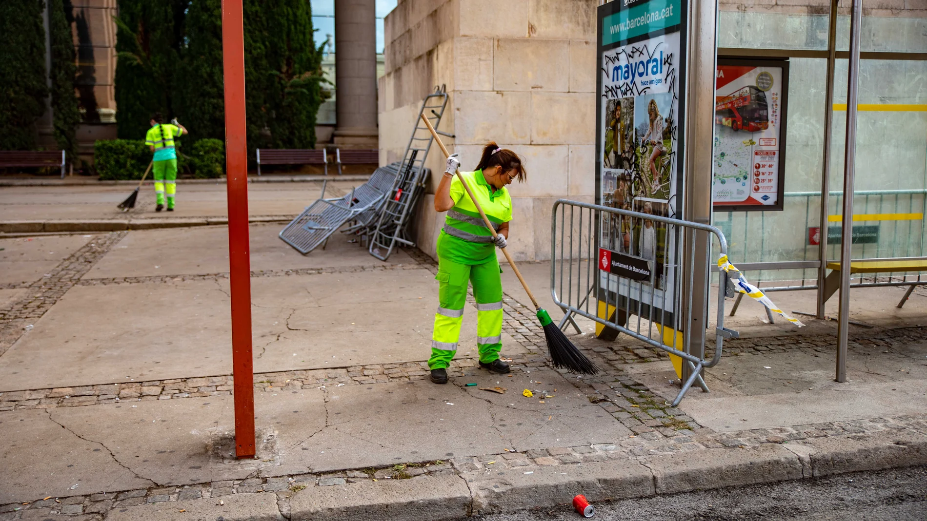 Operarios municipales limpian los desperfectos causados por los altercados en las Fiestas de la Mercé. Kike Rincón / Europa Press
