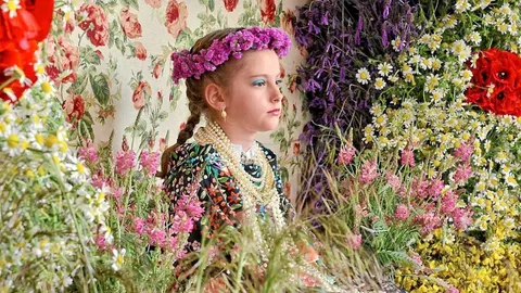 Los vecinos rodean con flores a las participantes en las fiestas de la Maya de Colmenar, en una imagen anterior a la pandemia