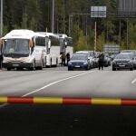 Vehículos rusos tratan de cruzar la frontera de Finlandia en el paso de Virolahti el 25 de septiembre