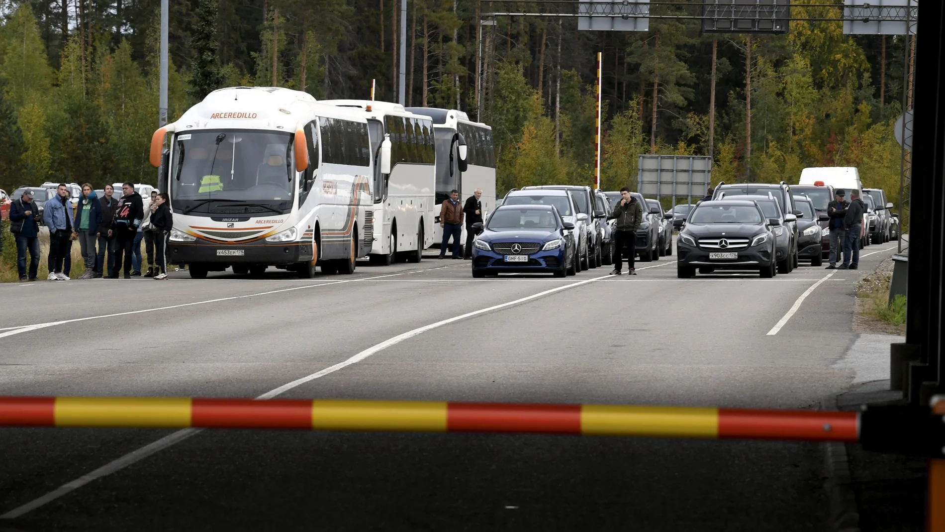Vehículos rusos tratan de cruzar la frontera de Finlandia en el paso de Virolahti el 25 de septiembre