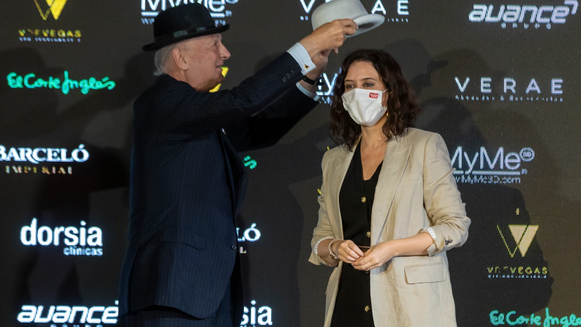 Entrega de los bombines de San Isidro. En la imagen, Isabel Díaz Ayuso