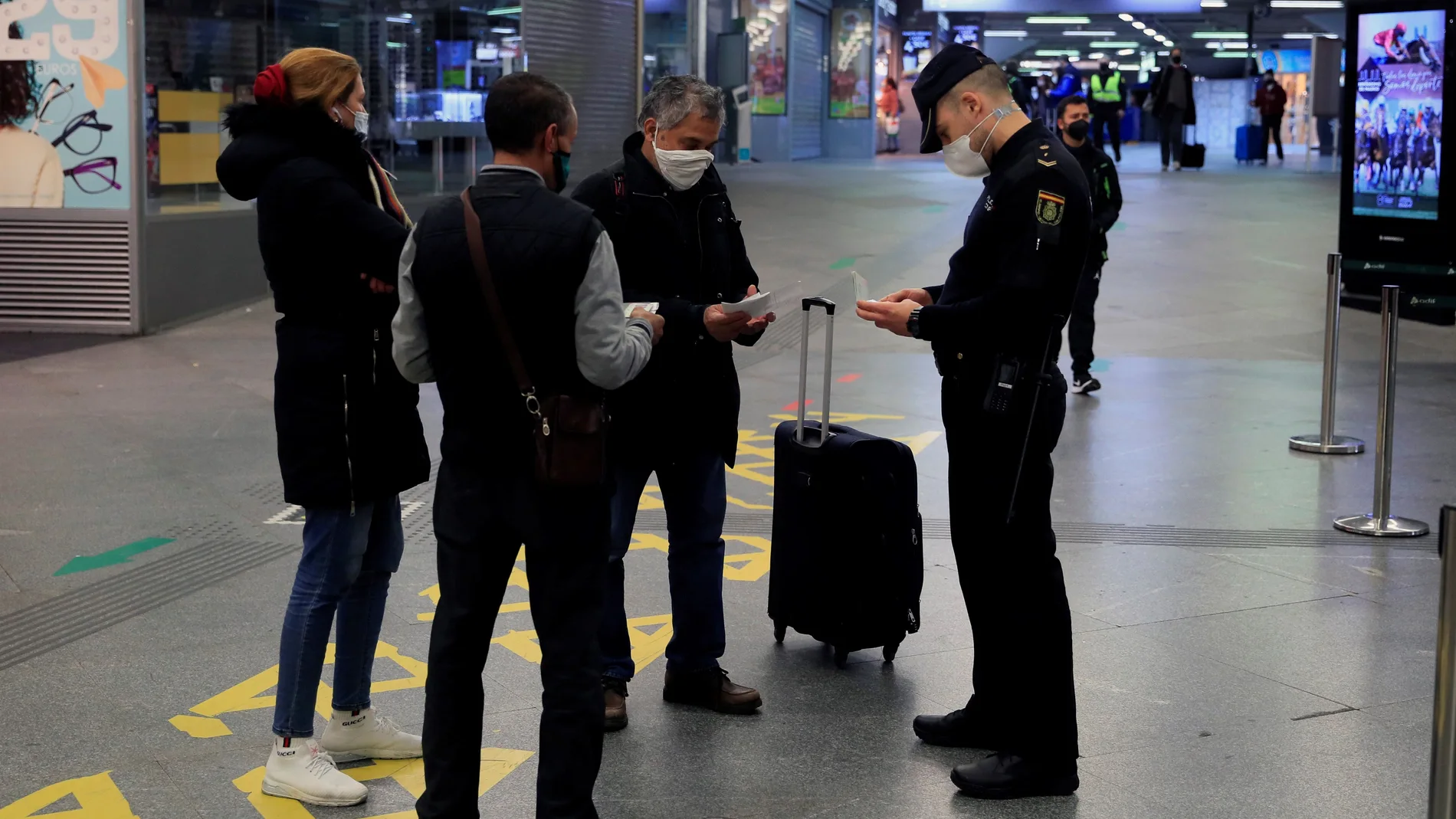 Controles policiales en la estación de Atocha, en Madrid