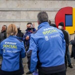 Trabajadores del Samur Social junto a algunas de las personas sin hogar que ocuparán el pabellón 14 de Feria de Madrid, que ha sido acondicionado para sin techo mientras dure la crisis del coronavirus