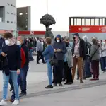 Vista de las personas que esperan para recibir la vacuna en el estadio Wanda Metropolitano