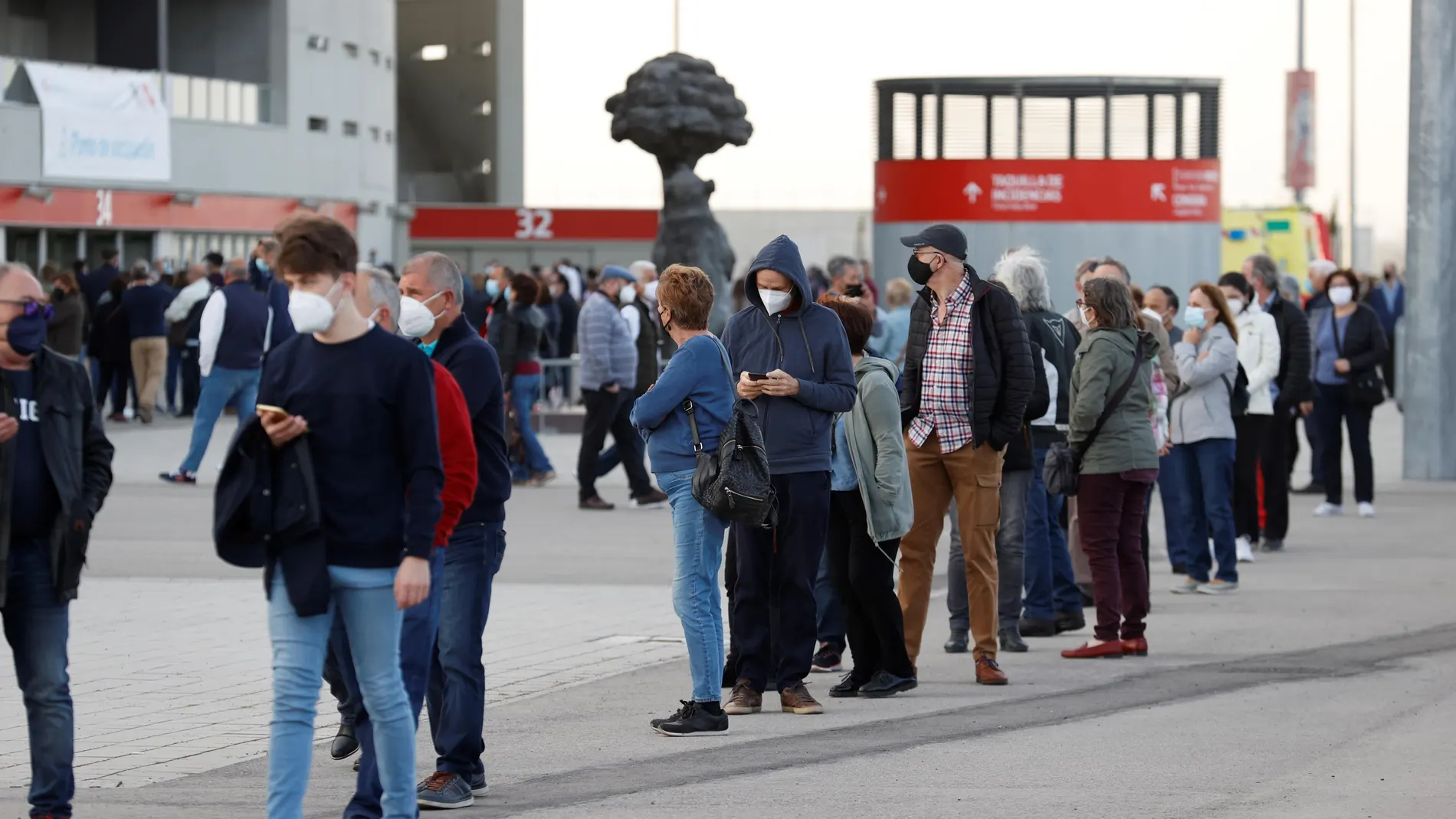 Vista de las personas que esperan para recibir la vacuna en el estadio Wanda Metropolitano