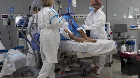 Varios sanitarios alrededor de un paciente ingresado en la UCI del Hospital Enfermera Isabel Zendal de Madrid