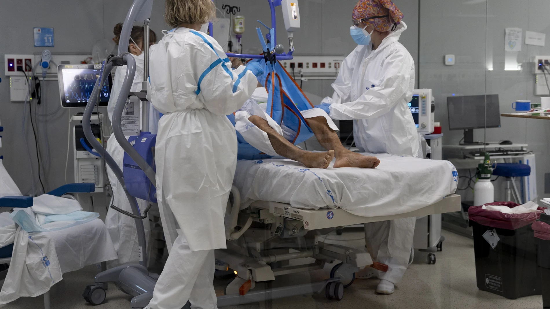 Varios sanitarios alrededor de un paciente ingresado en la UCI del Hospital Enfermera Isabel Zendal de Madrid