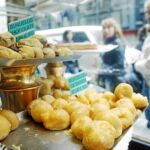 Los buñuelos, junto a los «panellets» y los huesos de santo, son los dulces más demandados