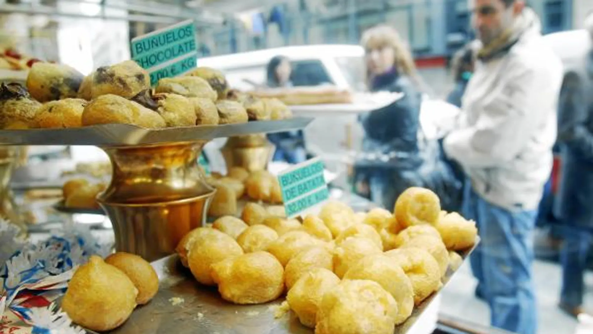 Los buñuelos, junto a los «panellets» y los huesos de santo, son los dulces más demandados