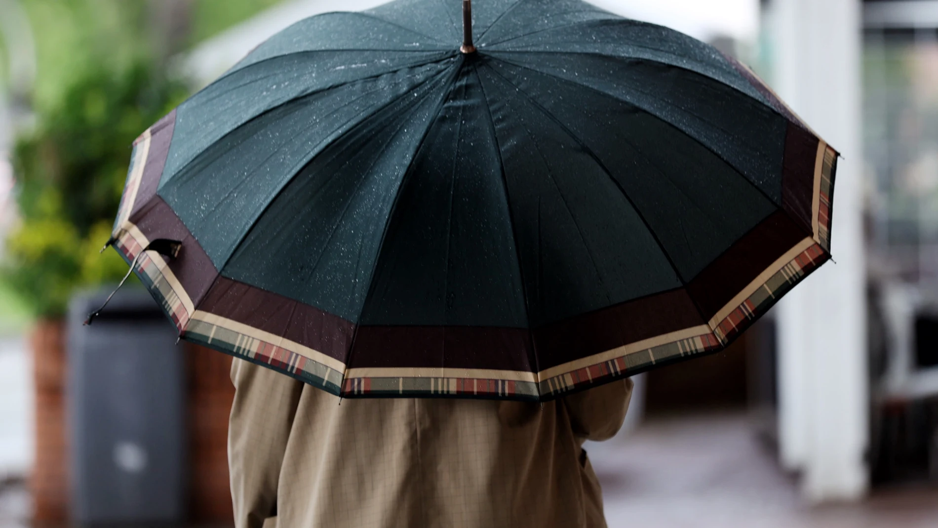 Una persona camina con paraguas
