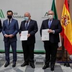 El presidente de la Junta, Juanma Moreno, el segundo por la izquierda, junto al consejero delegado de Rovi, Juan López-Belmonte, el consejero de Salud, Jesús Aguirre, a su derecha; y el gerente del SAS, Miguel Ángel Guzmán