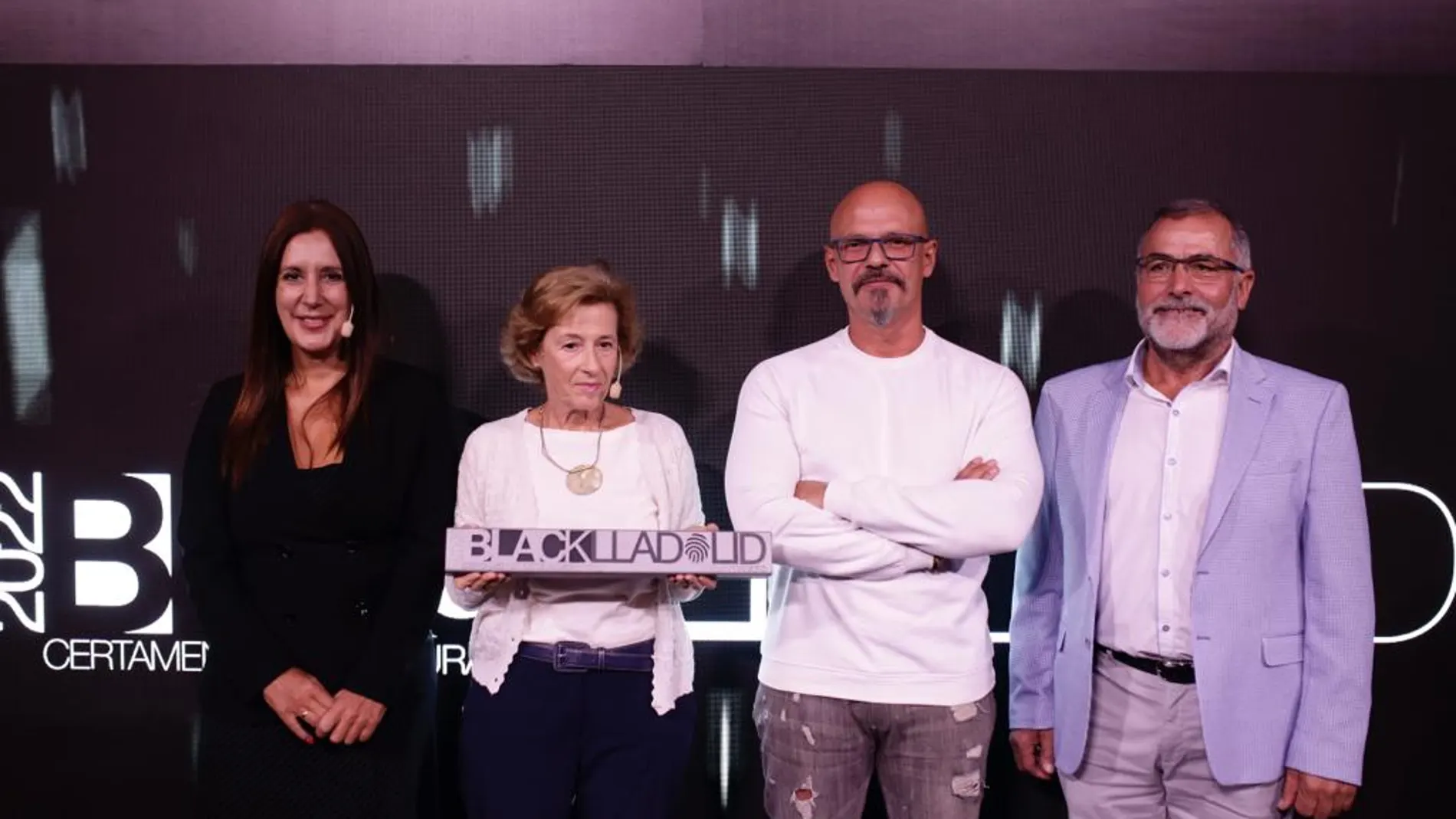 Dolores Navarro y Pérez Gellida entregan el premio a Julia Navarro en la jornada de clausura de Blacklladolid