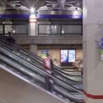 Escaleras mecánicas en la estación de metro de Sol