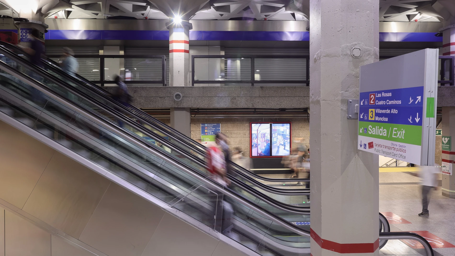 Escaleras mecánicas en la estación de metro de Sol