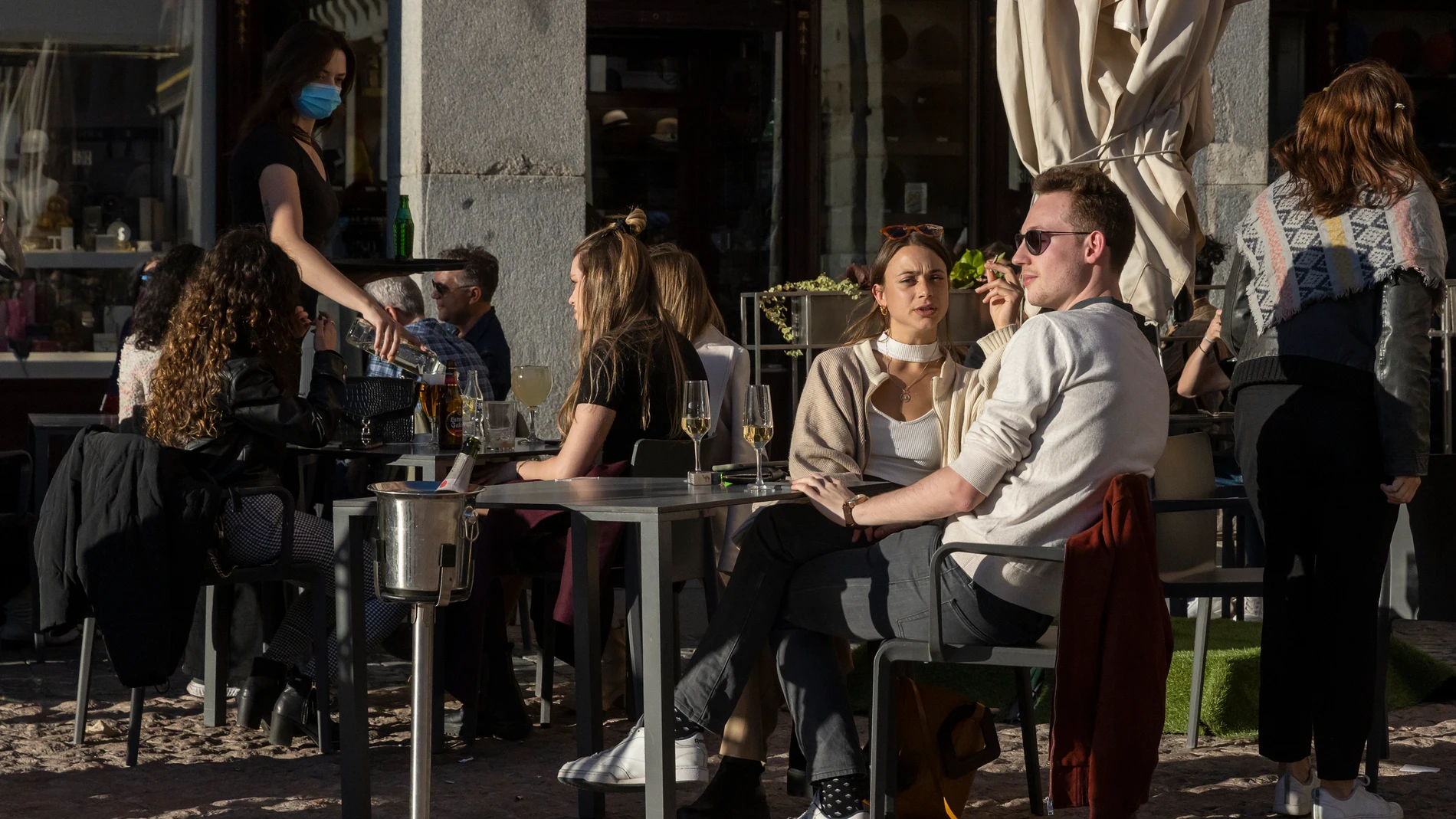 Personas tomando algo en terrazas de bares y restaurantes en el centro de Madrid