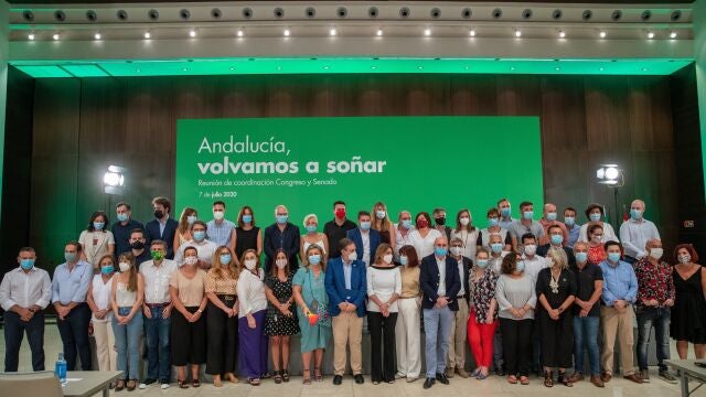 La secretaria general del PSOE-A, Susana Díaz, en el centro, al comienzo de la reunión de ayer en Sevilla con diputados y senadores andaluces