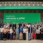 La secretaria general del PSOE-A, Susana Díaz, en el centro, al comienzo de la reunión de ayer en Sevilla con diputados y senadores andaluces
