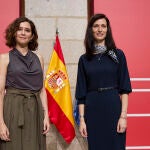 La presidenta de la Comunidad de Madrid, Isabel Díaz Ayuso, y la comisaria europea de Innovación, Investigación, Cultura, Educación y Juventud, Mariya Gabriel, posan tras una reunión en la Real Casa de Correos