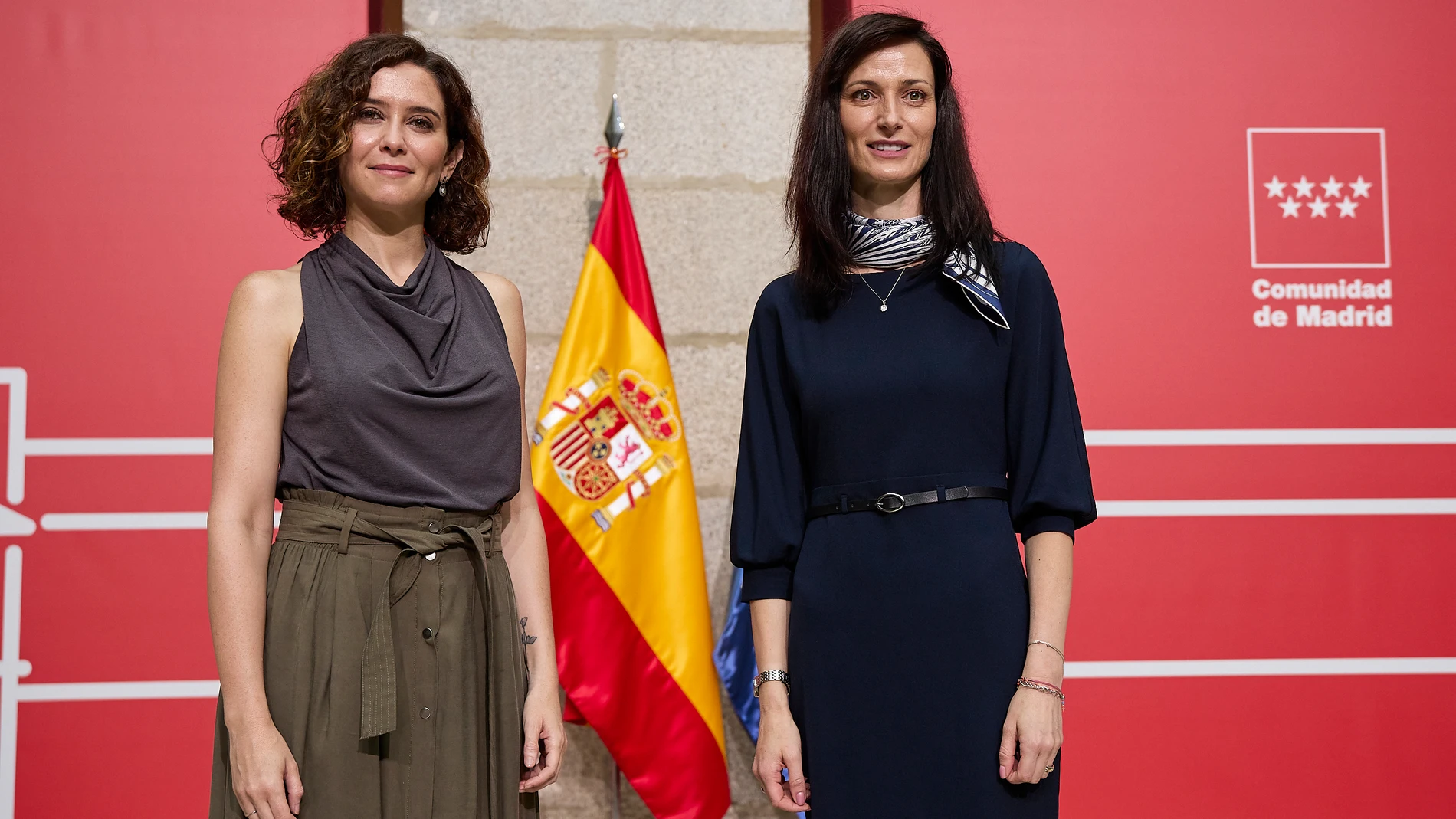 La presidenta de la Comunidad de Madrid, Isabel Díaz Ayuso, y la comisaria europea de Innovación, Investigación, Cultura, Educación y Juventud, Mariya Gabriel, posan tras una reunión en la Real Casa de Correos