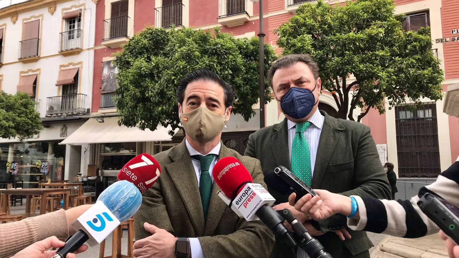 Antonio Luque, presidente de los hosteleros sevillanos, junto a Miguel Ángel Jurado, vicepresidente segundo de la asociación