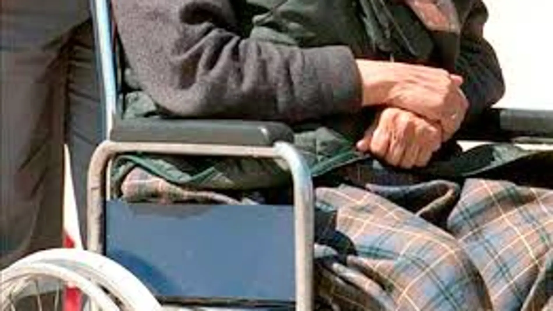 Anciana en silla de ruedas