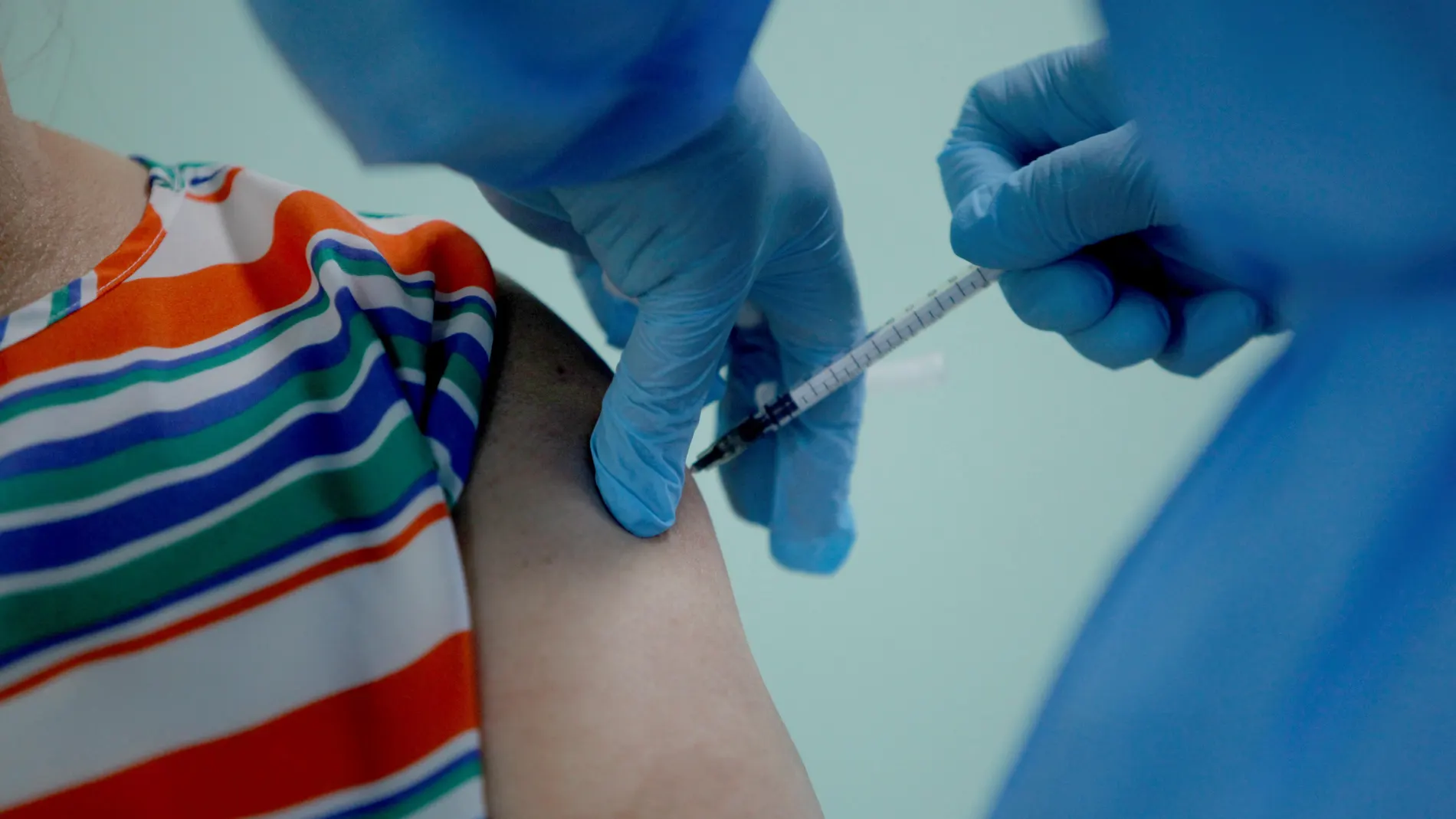 Un adulto mayor es vacunado contra la Covid-19