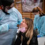 Una joven se somete a un test de antígenos en la Universidad de Alcalá de Henares