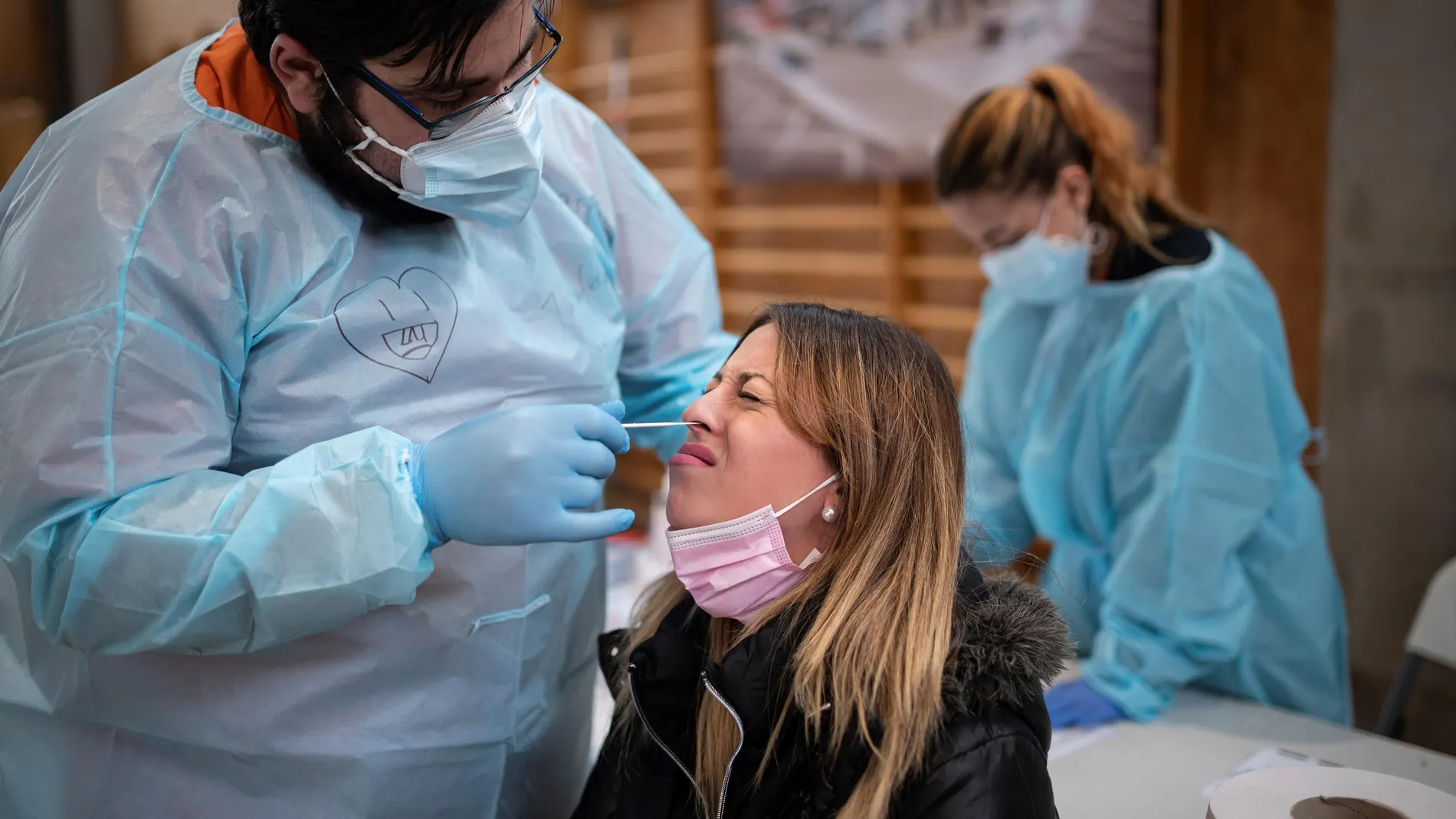 Una joven se somete a un test de antígenos en la Universidad de Alcalá de Henares