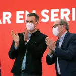 El secretario general del PSOE y presidente del Gobierno, Pedro Sánchez, junto al candidato socialista a la Presidencia de la Comunidad de Madrid, Ángel Gabilondo