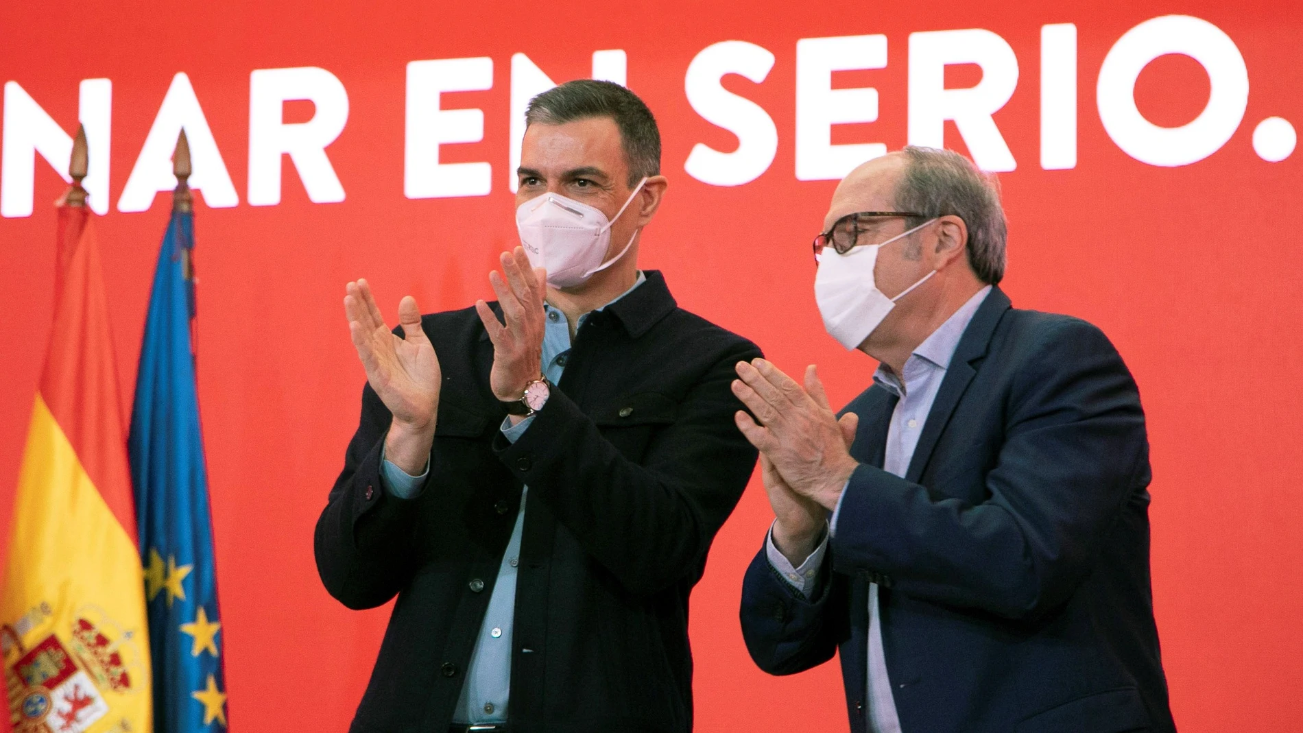El secretario general del PSOE y presidente del Gobierno, Pedro Sánchez, junto al candidato socialista a la Presidencia de la Comunidad de Madrid, Ángel Gabilondo