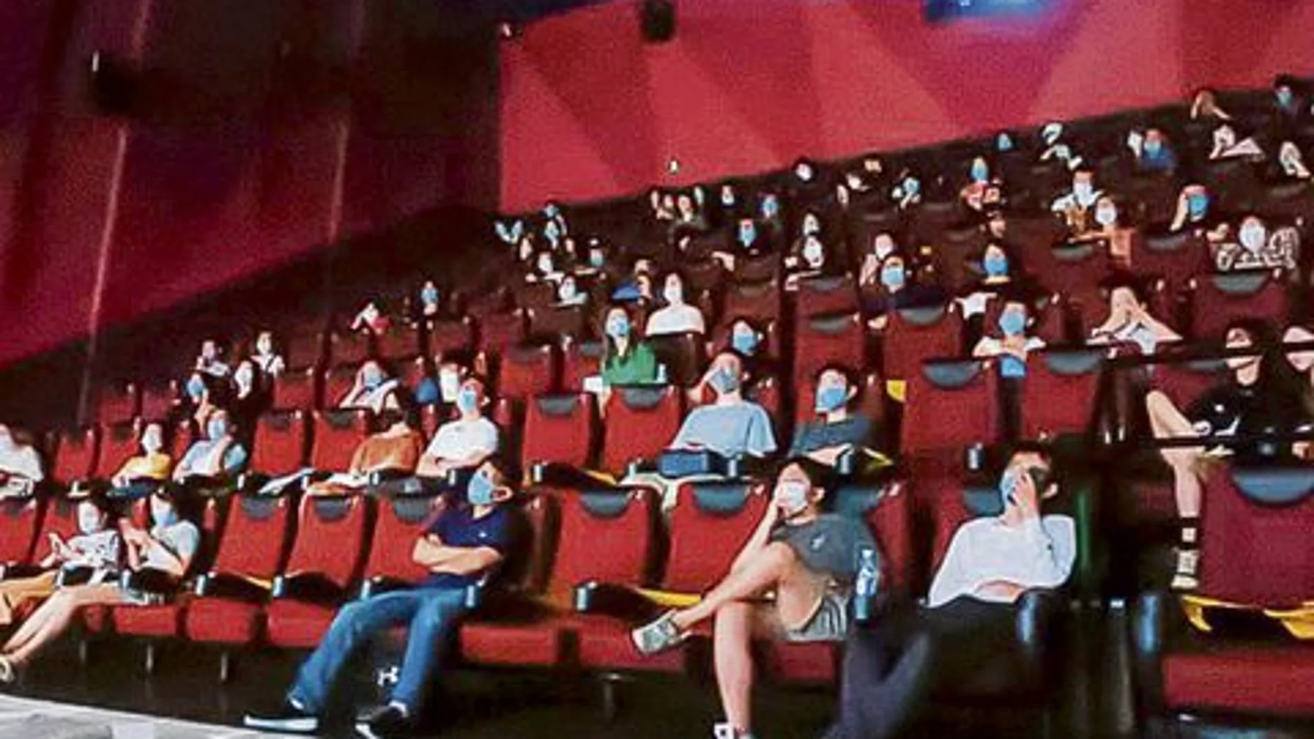 Un grupo de espectadores asisten al estreno de una película