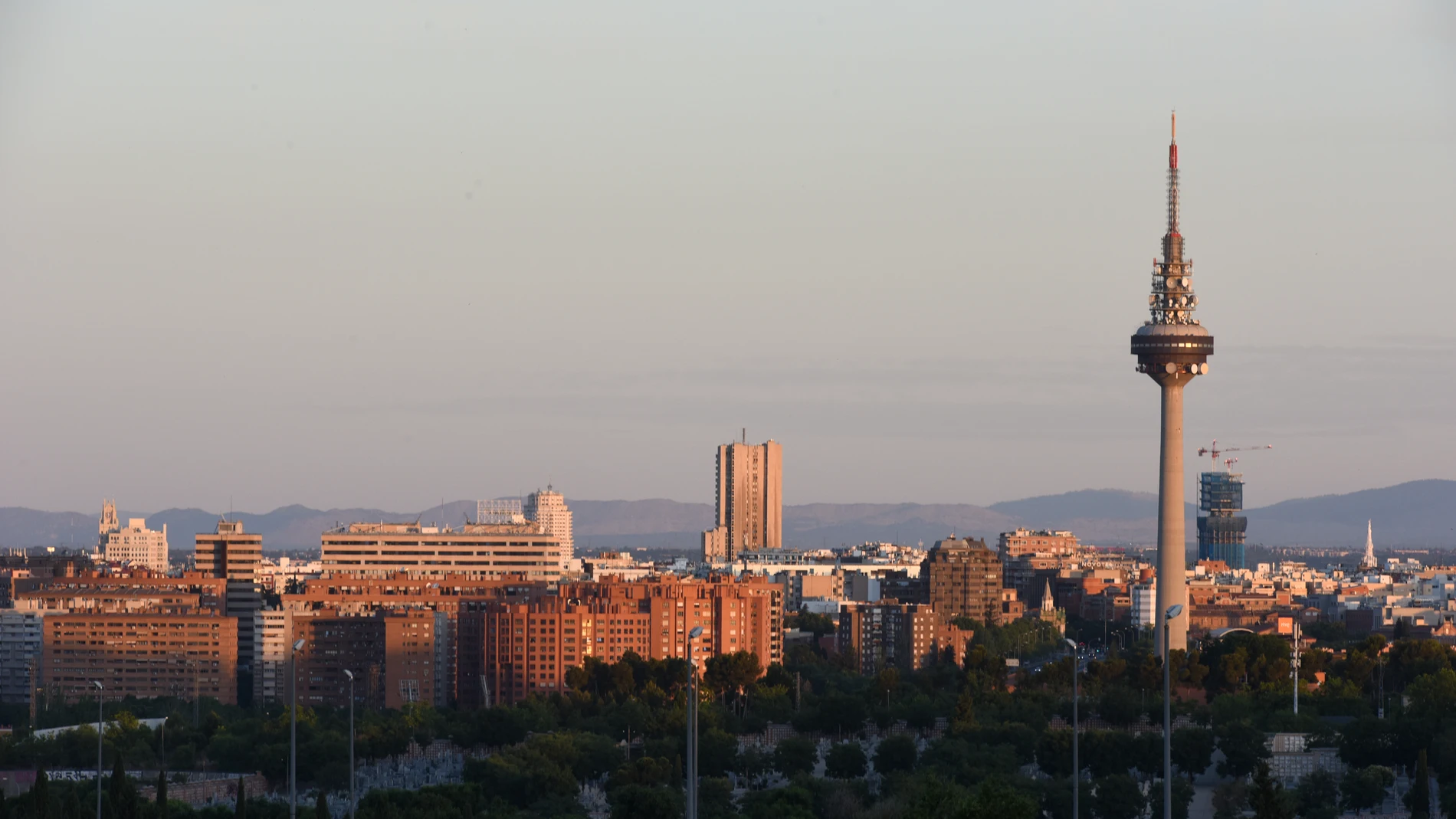 Vistas de Torrespaña, conocida como 'El Pirulí', desde el mirador inferior del Parque de la Cuña Verde de Latina, el día que da comienzo el verano 2022, a 21 de junio de 2022