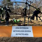 Un parque infantil restringido al paso con una cinta tras activarse la alerta naranja por meteorología adversa, en el parque de El Retiro, es ignorado por varias personas