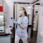 Una técnico de laboratorio sostiene una de las pruebas de análisis para la viruela del mono en el Hospital Ramón y Cajal de Madrid