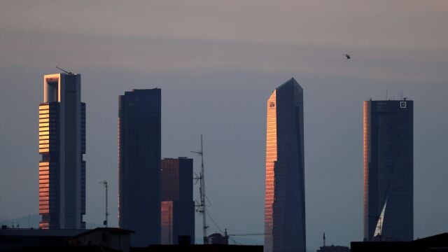 Atardecer en las cinco torres del Paseo de la Castellana de Madrid