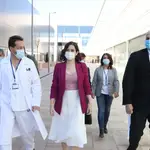 La presidenta de la Comunidad de Madrid, Isabel Díaz Ayuso, junto al consejero de Sanidad, Enrique Ruiz Escudero, durante su visita al inicio del proceso de vacunación contra el Covid que se ha puesto en marcha en el Pabellón 3 del Hospital Público Isabel Zendal