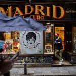 Las tiendas de 'souvenirs' del centro de Madrid abocadas al cierre por la falta de turistas debido al coronavirus