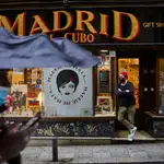 Las tiendas de &#39;souvenirs&#39; del centro de Madrid abocadas al cierre por la falta de turistas debido al coronavirus