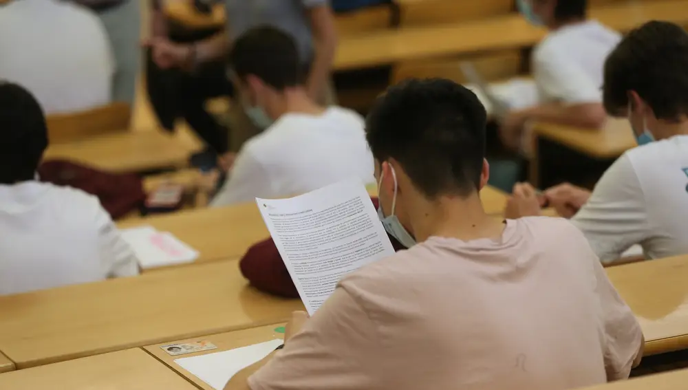 Estudiantes en la Facultad de Ciencias Económicas y Empresariales de la Universidad Complutense realizan un examen el día del comienzo de los exámenes de selectividad 2021