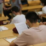 Estudiantes en la Facultad de Ciencias Económicas y Empresariales de la Universidad Complutense realizan un examen el día del comienzo de los exámenes de selectividad 2021