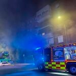 Ocho dotaciones de bomberos de la Comunidad de Madrid trabajan en la extinción de un incendio declarado esta noche en el almacén de una tienda de ropa en San Sebastián de los Reyes