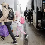 Una niña y su madre, refugiadas ucranianas, a su llegada en un autobús procedente de Polonia al Hospital de Emergencias Isabel Zendal de Madrid