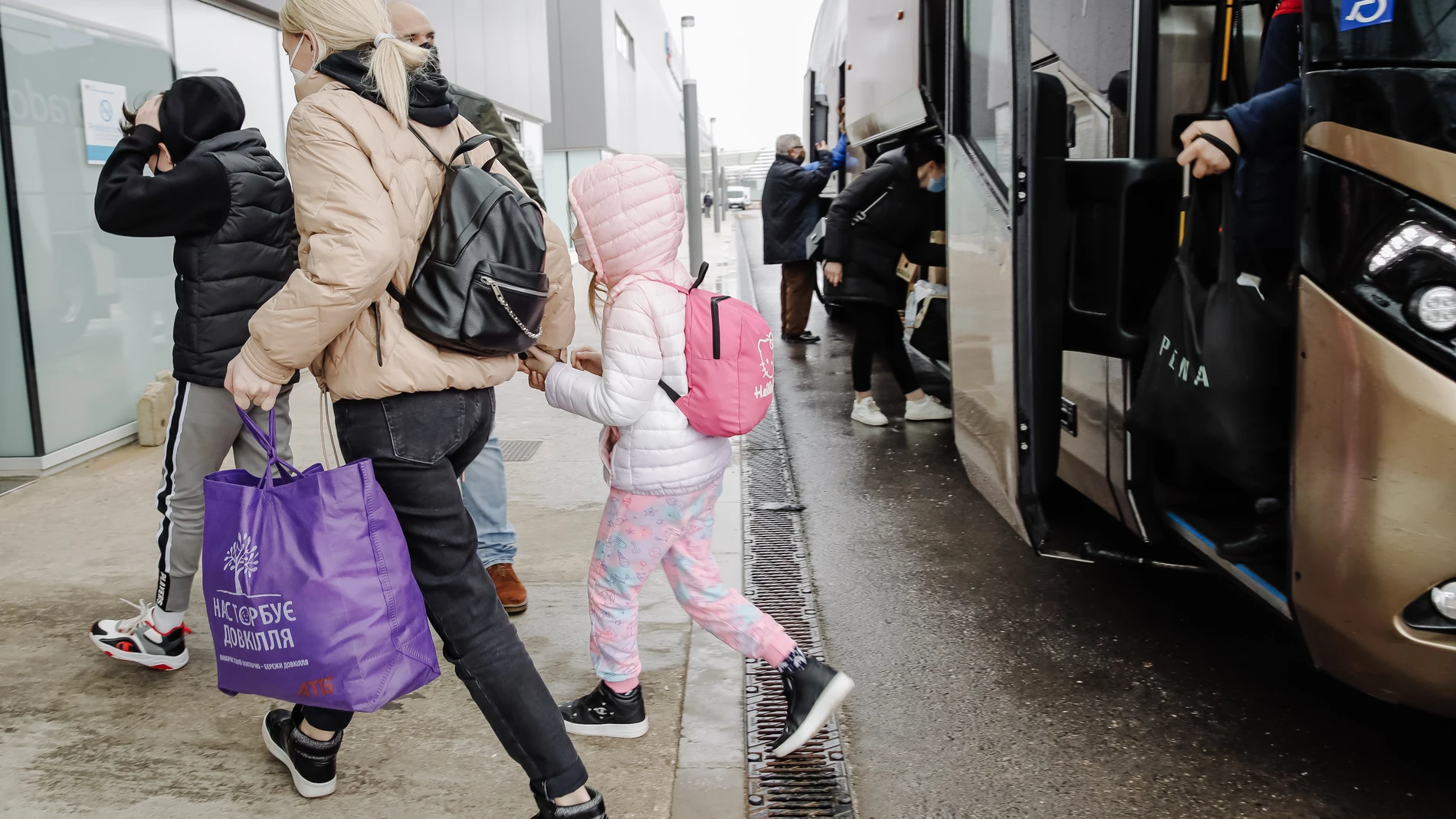 Una niña y su madre, refugiadas ucranianas, a su llegada en un autobús procedente de Polonia al Hospital de Emergencias Isabel Zendal de Madrid