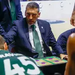 El entrenador de Unicaja Ibon Navarro da instrucciones en un tiempo muerto. EFE/ Álvaro Cabrera