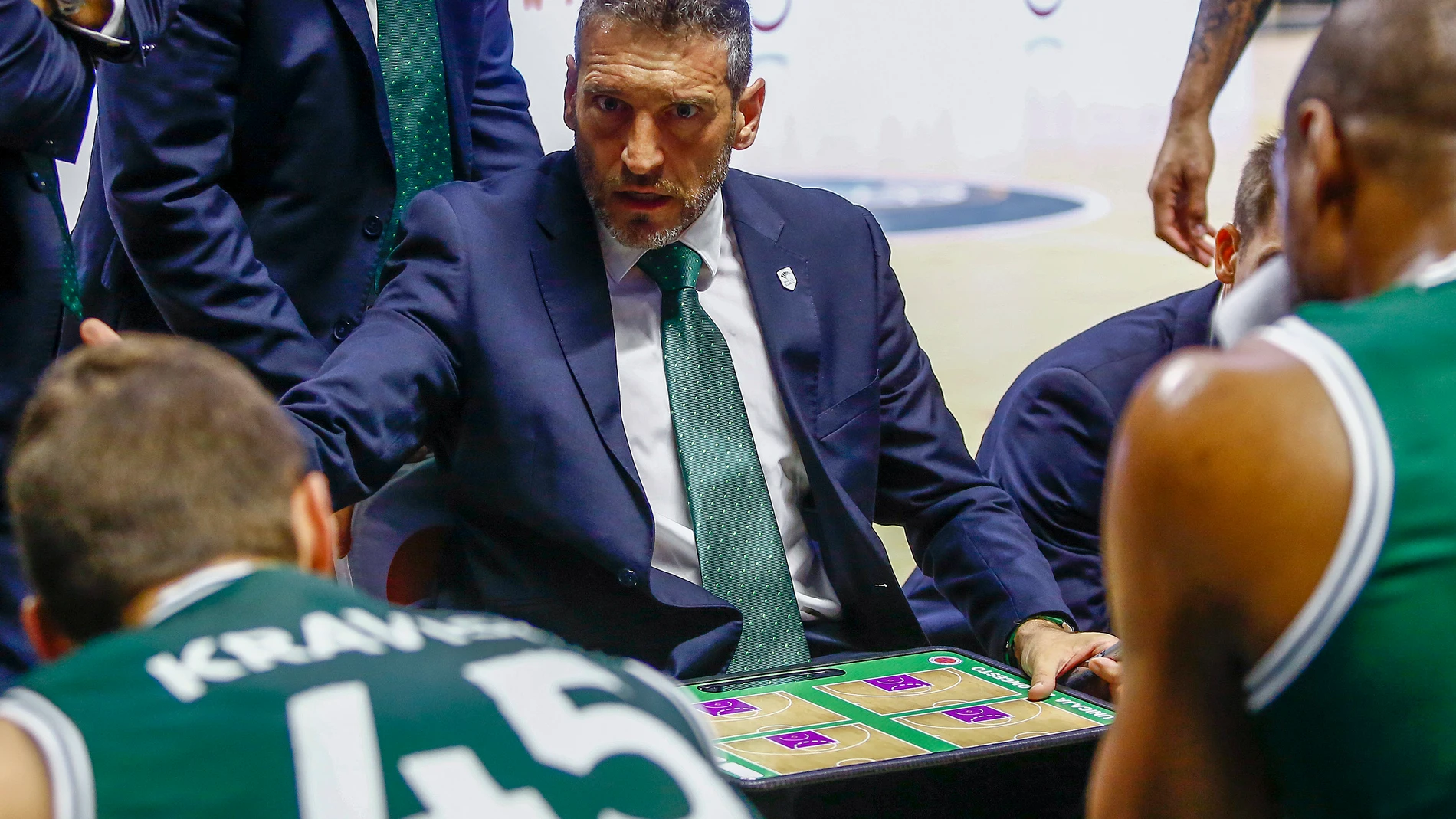 El entrenador de Unicaja Ibon Navarro da instrucciones en un tiempo muerto. EFE/ Álvaro Cabrera