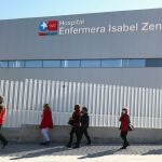Personas de camino a vacunarse en el hospital Zendal de Madrid