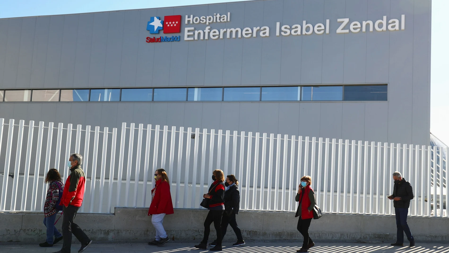 Personas de camino a vacunarse en el hospital Zendal de Madrid